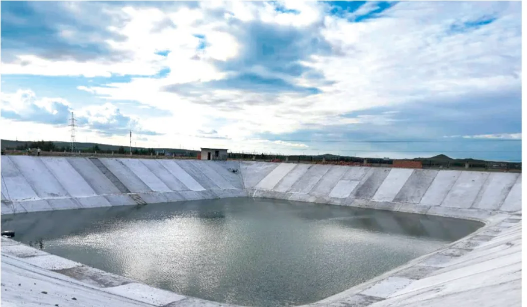 Water-filled lined basin with engineered slopes