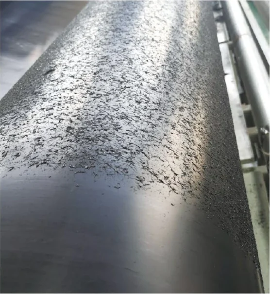 Spray-textured HDPE geomembrane surface transition